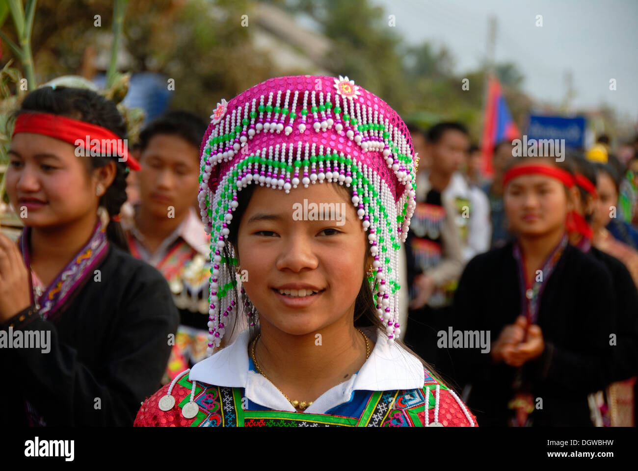 Portrait of a smiling girl du groupe ethnique hmong en costume traditionnel et coloré, Elephant Parade Festival coiffure Banque D'Images