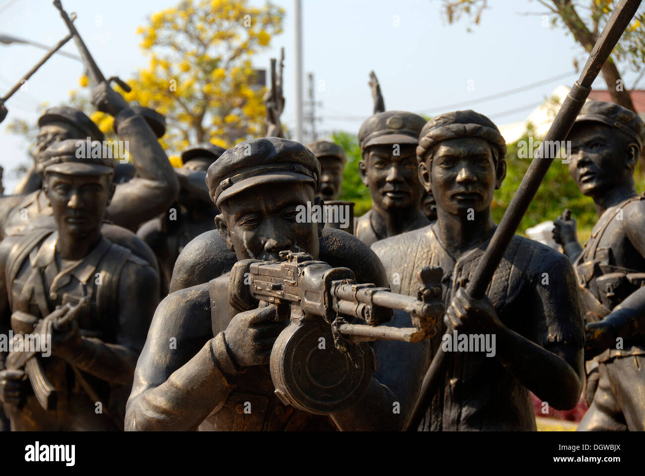 Des statues en bronze de soldats de la Deuxième Guerre d'Indochine, Musée de l'armée, Vientiane, Laos, Asie du Sud, Asie Banque D'Images