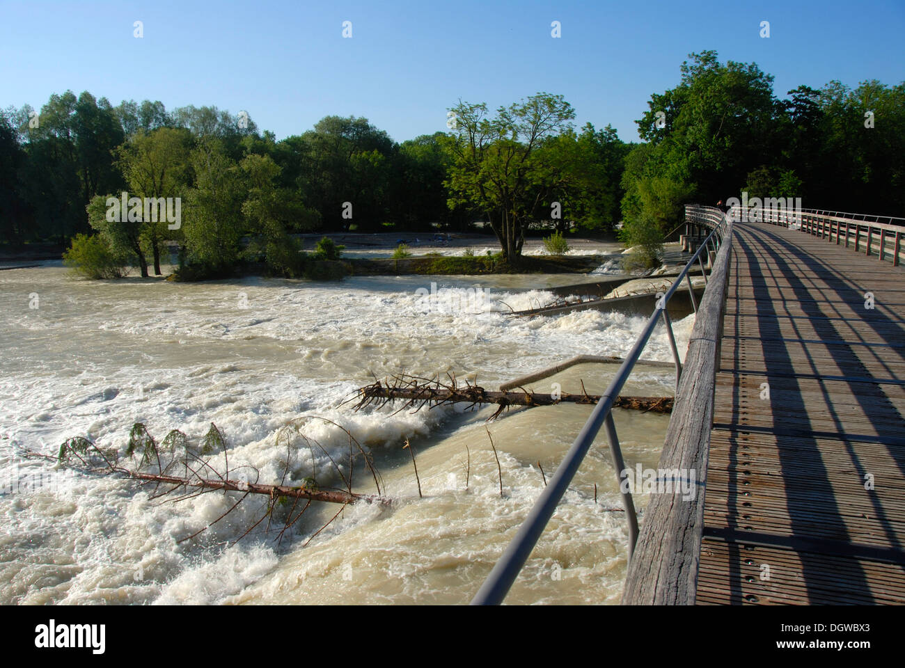 Pont traversant la rivière Isar, inondation, rage streaming des masses d'eau sous le pont, Flaucher, Sendling, Munich, Haute-Bavière Banque D'Images