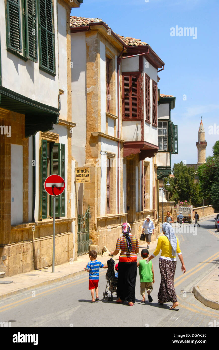 L'architecture turque historique avec fenêtres en baie, ruelle du centre-ville historique avec un minaret, sur la famille turque Banque D'Images
