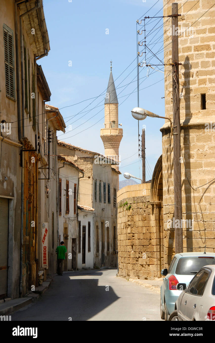 Ruelle de la vieille ville avec le minaret d'une mosquée, Nicosie, Lefkosa, République turque de Chypre du Nord, Chypre, Méditerranéenne Banque D'Images