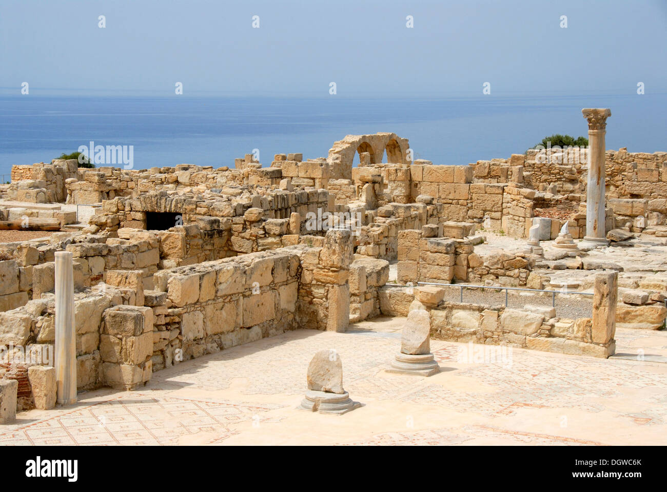 L'archéologie, antiquité, site archéologique, colonnes et murs, ancienne basilique Chrétienne, Kourion, Episkopi près de Limassol Banque D'Images