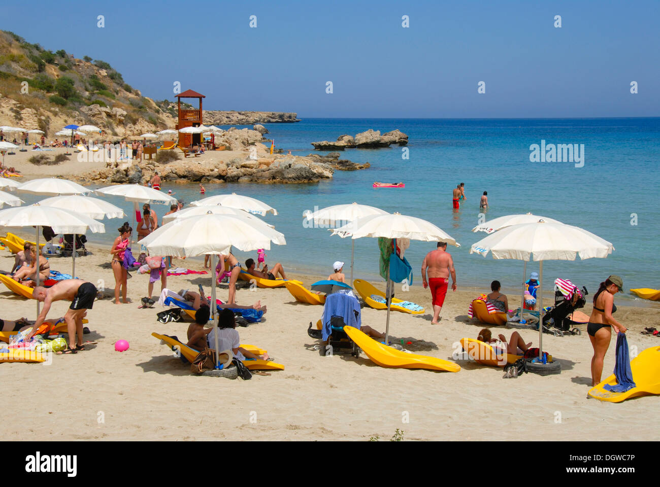 Vacances, plage, soleil et piscine, bleu de la mer, la baie de Coastal Road, Cape Greco, près d'Ayia Napa, le sud de Chypre, République de Chypre Banque D'Images