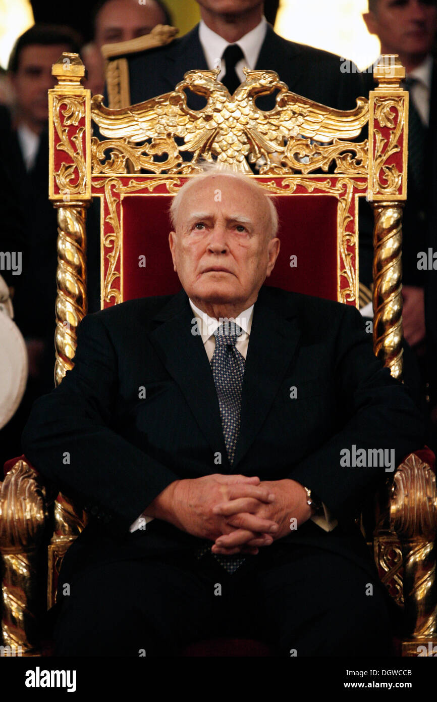 Thessalonique, Grèce. 26Th Oct, 2013. Une cérémonie a eu lieu à l'église de Saint Demetrius, pour honorer le saint patron de Thessalonique et de célébrer pour les 101 ans depuis la libération de la ville de l'Empire Ottoman. Le Président grec, Karolos Papoulias, vice-Premier Ministre et Ministre des affaires étrangères Evangelos Venizelos et le Patriarche Œcuménique Bartholomée Ier a assisté. Thessalonique, Grèce Le 26 octobre 2013 Credit : Konstantinos Tsakalidis/Alamy Live News Banque D'Images