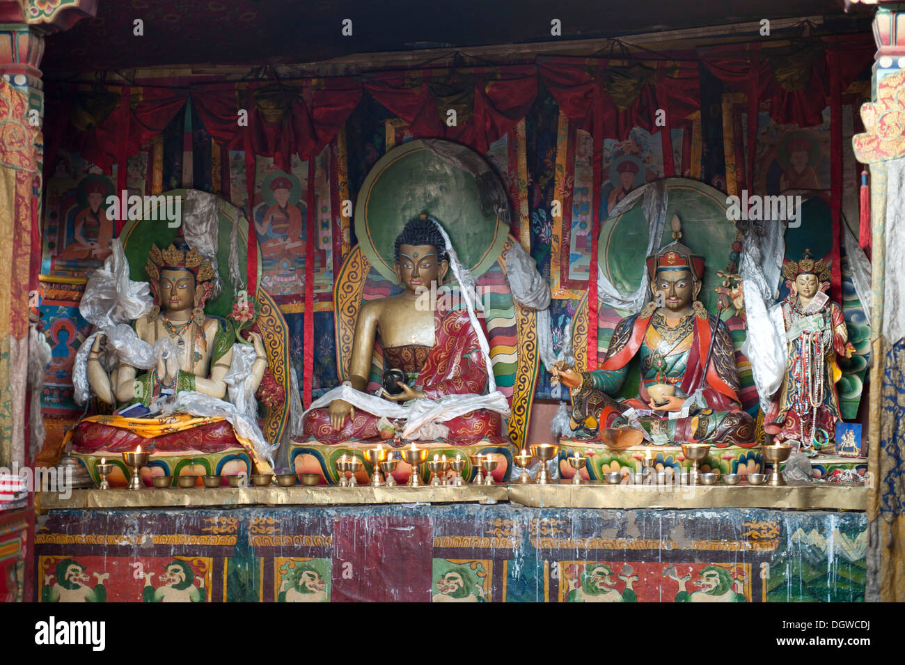 Le bouddhisme tibétain, statues de Bouddha sacré dans le Puk Gompa, monastère de Zutul chemin de pèlerinage autour du Mont Kailash Banque D'Images