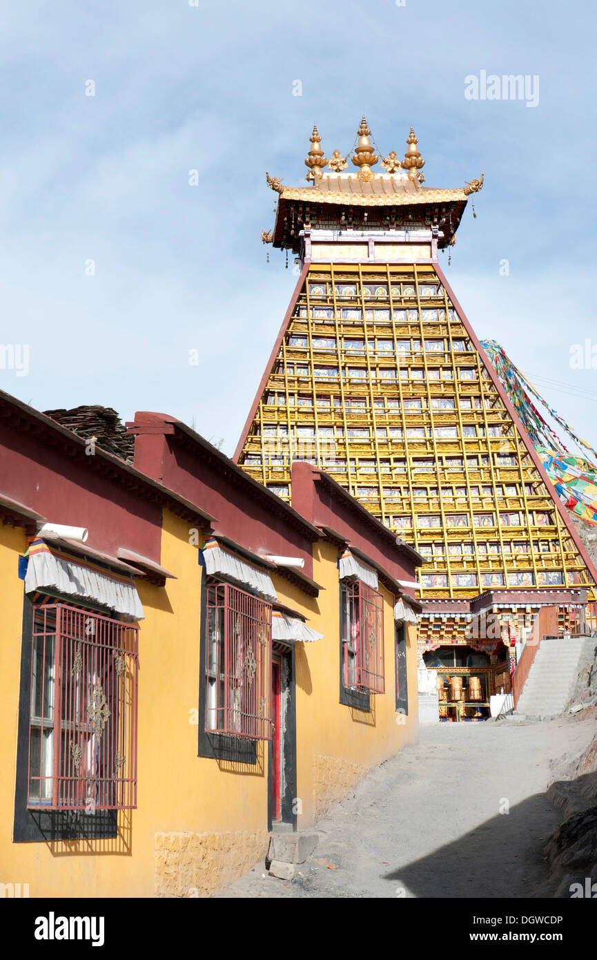 Le bouddhisme tibétain, étrange faite de pierres mani stupa et des cadres en fer, chemin sacré du quartier historique, de Lingkhor, Lhassa Banque D'Images