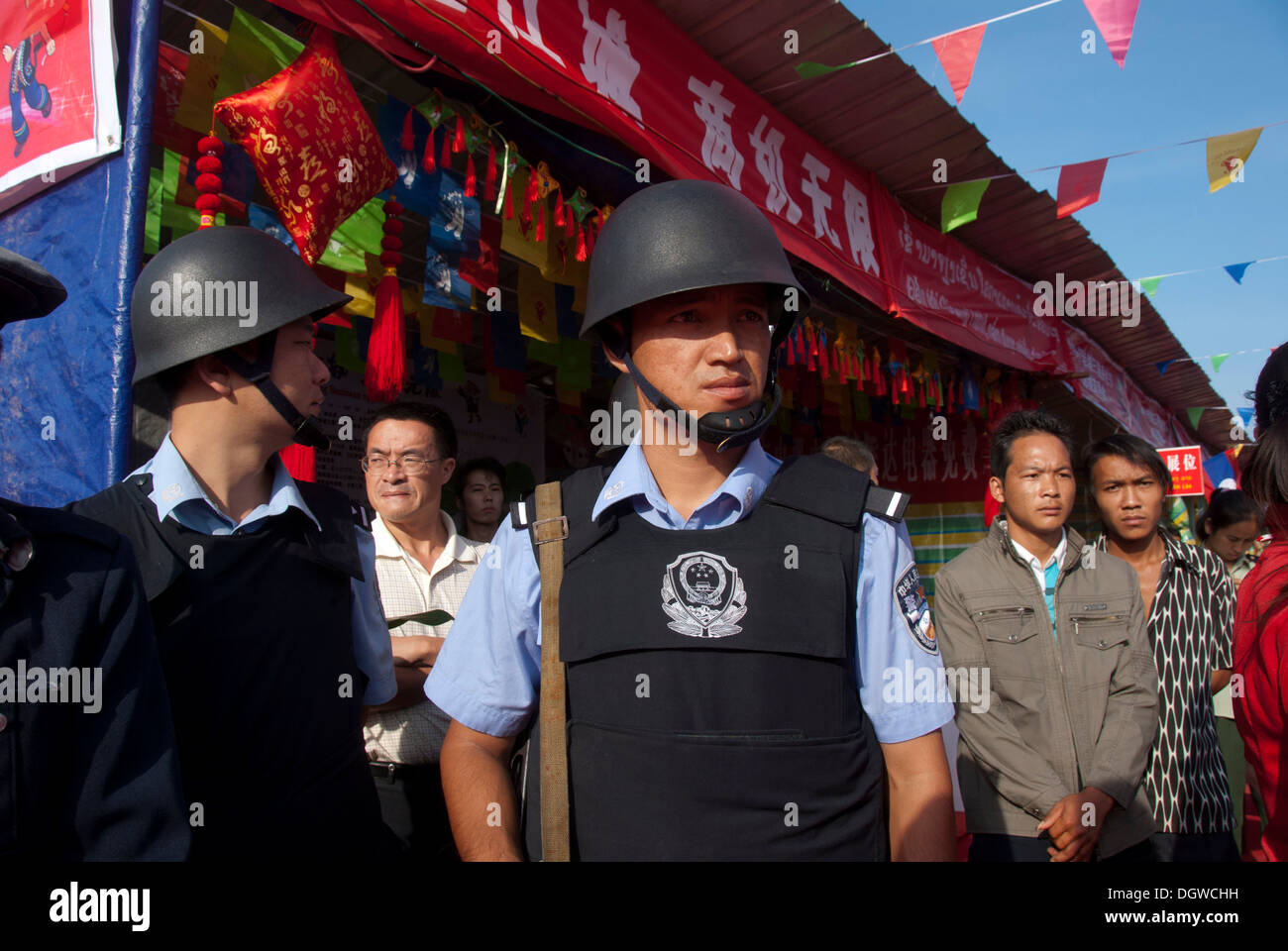 La sécurité, les agents de police portant des casques et des gilets de sécurité, Festival à Pu'er, Jiangcheng City, province du Yunnan Banque D'Images
