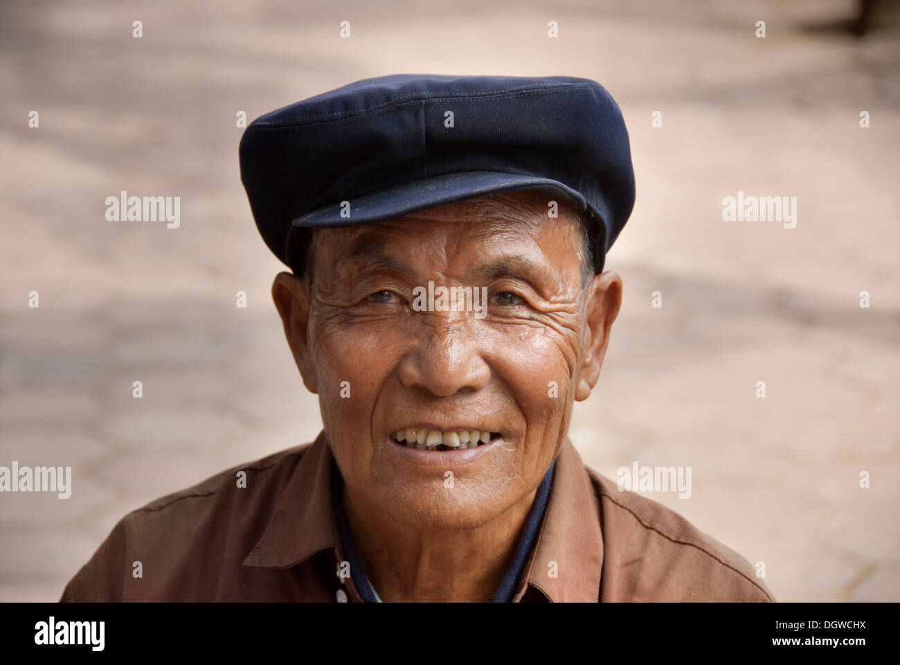 Portrait Chinois, un homme portant un chapeau de Mao, Pu'er, Jiangcheng City, province du Yunnan, en République populaire de Chine, Asie du sud-est Banque D'Images