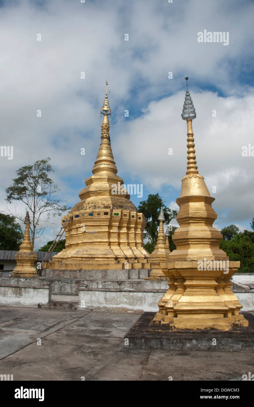 Le bouddhisme Theravada, stupa doré, que Xieng Tung, Muang Sing, Province de Luang Namtha, Sipsongpanna, Laos, Asie du Sud, Asie Banque D'Images