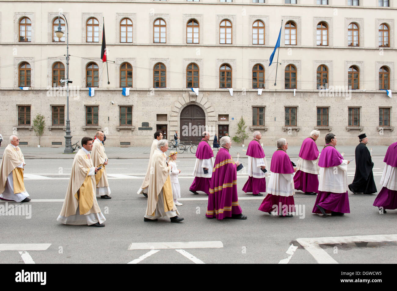 Corpus Christi procession catholique, prêtres de diverses confessions qui participent au défilé, rue Ludwigstrasse, Munich Banque D'Images