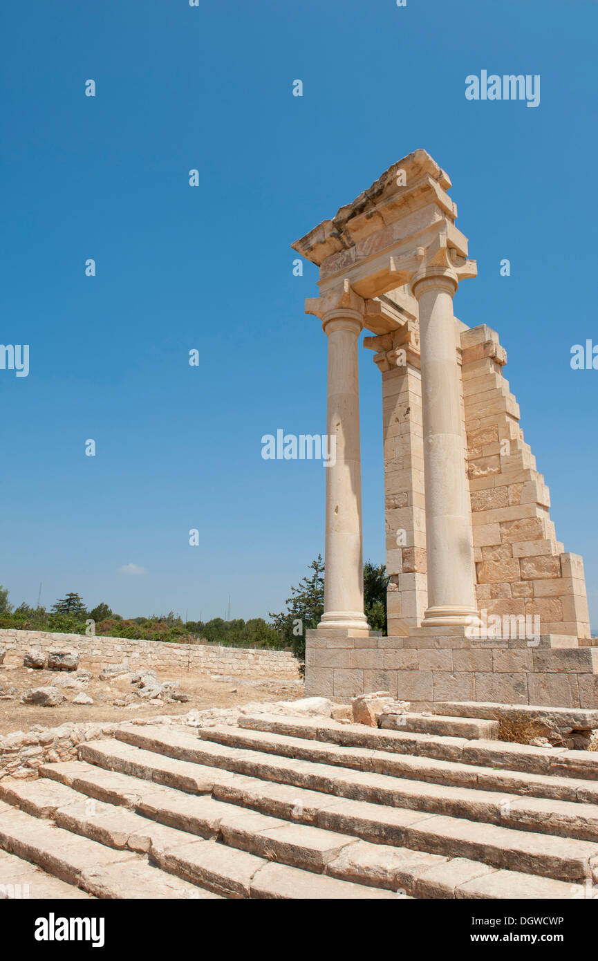 L'archéologie, de l'ancienne Grèce, sanctuaire d'Apollon Hylates à Kourion, escaliers, ruines, deux colonnes, temples, nabatéen capitales, près de Kourion Banque D'Images