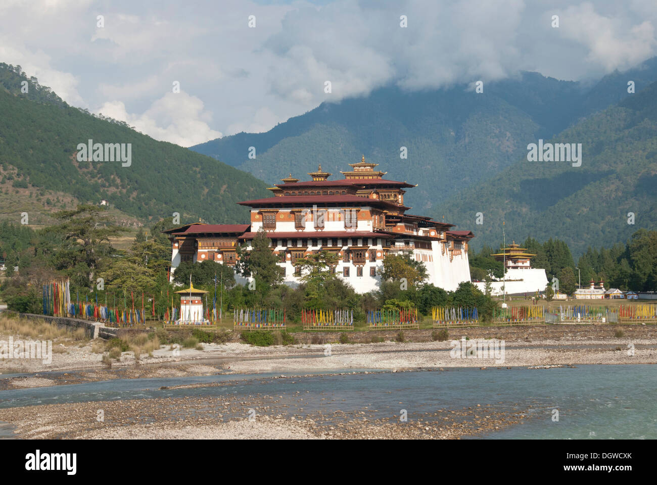 L'architecture, le bouddhisme tibétain, le monastère forteresse au bord d'une rivière, Dzong, Punakha, Himalaya, le Royaume du Bhoutan, l'Asie du Sud Banque D'Images