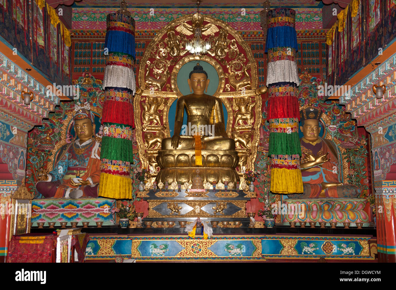 Le bouddhisme tibétain, la lignée Karma-Kagyu, autel avec une figure de Bouddha, Lingdum Gompa monastère près de Gangtok, Sikkim, Himalaya Banque D'Images