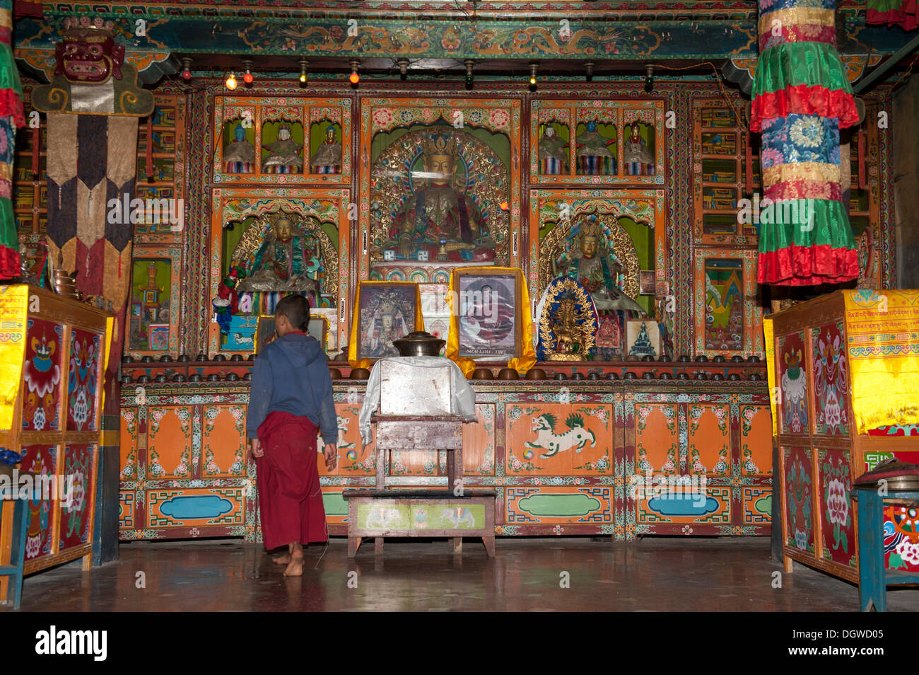 Le bouddhisme tibétain, novice debout devant l'autel, Yung Drung Kundrak Lingbon Monastère, Bon secte, près de Ravangla, Sikkim Banque D'Images