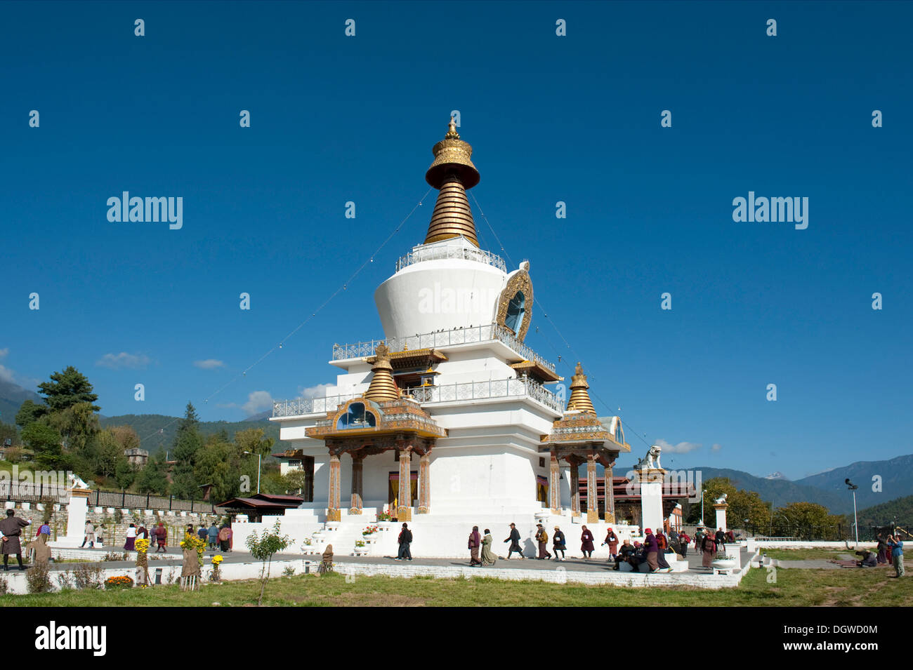 Le bouddhisme tibétain, les croyants entourant le grand stupa blanc, Memorial Chorten, capitale de Thimphu, l'himalaya Banque D'Images