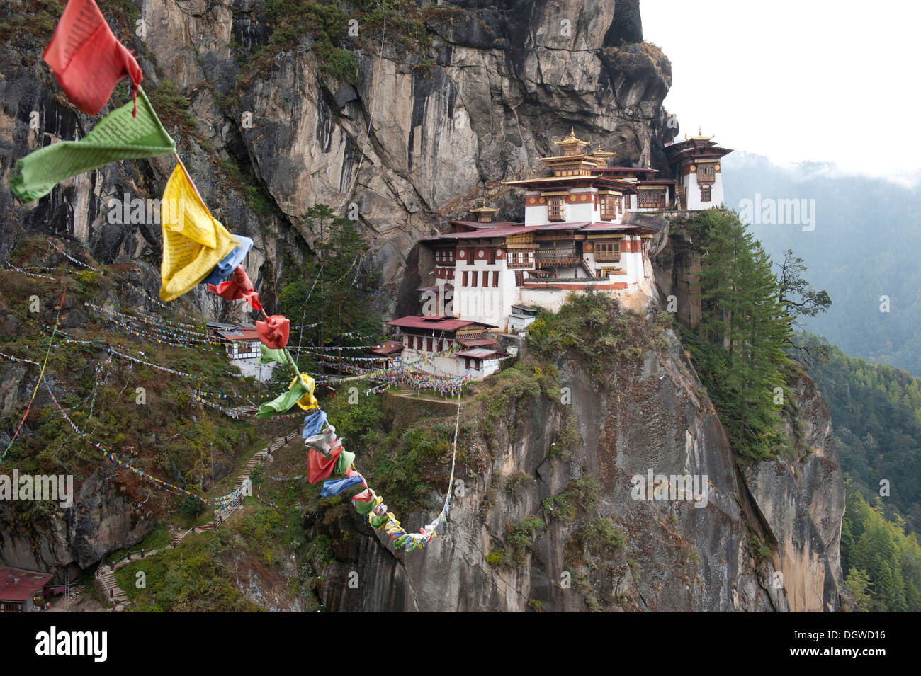 Le bouddhisme tibétain, le monastère de Taktsang Palphug sur un rocher, également connu sous le nom de Tiger's Nest, près de Paro, Bhoutan, Himalaya Banque D'Images