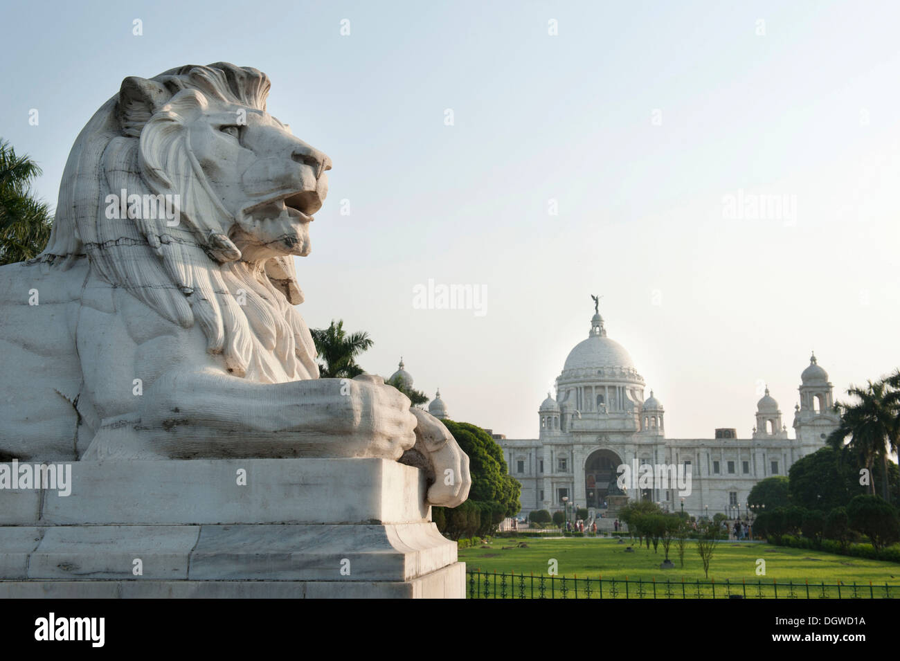 L'architecture coloniale Britannique, Victoria Memorial, la sculpture d'un lion, en marbre blanc, Kolkata, Bengale occidental, Calcutta, Inde Banque D'Images