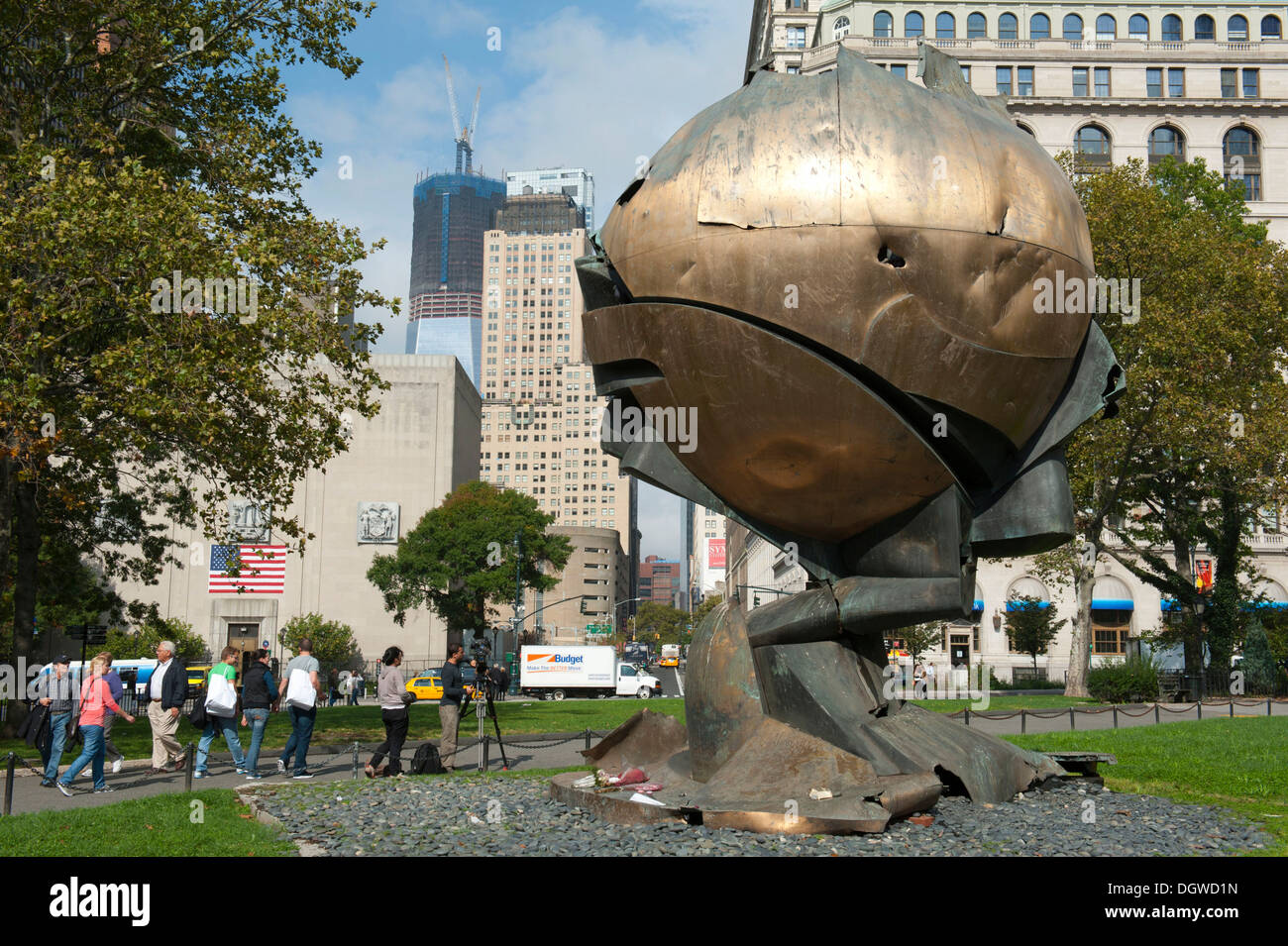 9-11 memorial, 'La sphère' sculpture de bronze endommagées durant les attentats du World Trade Center, Battery Park, New York City Banque D'Images