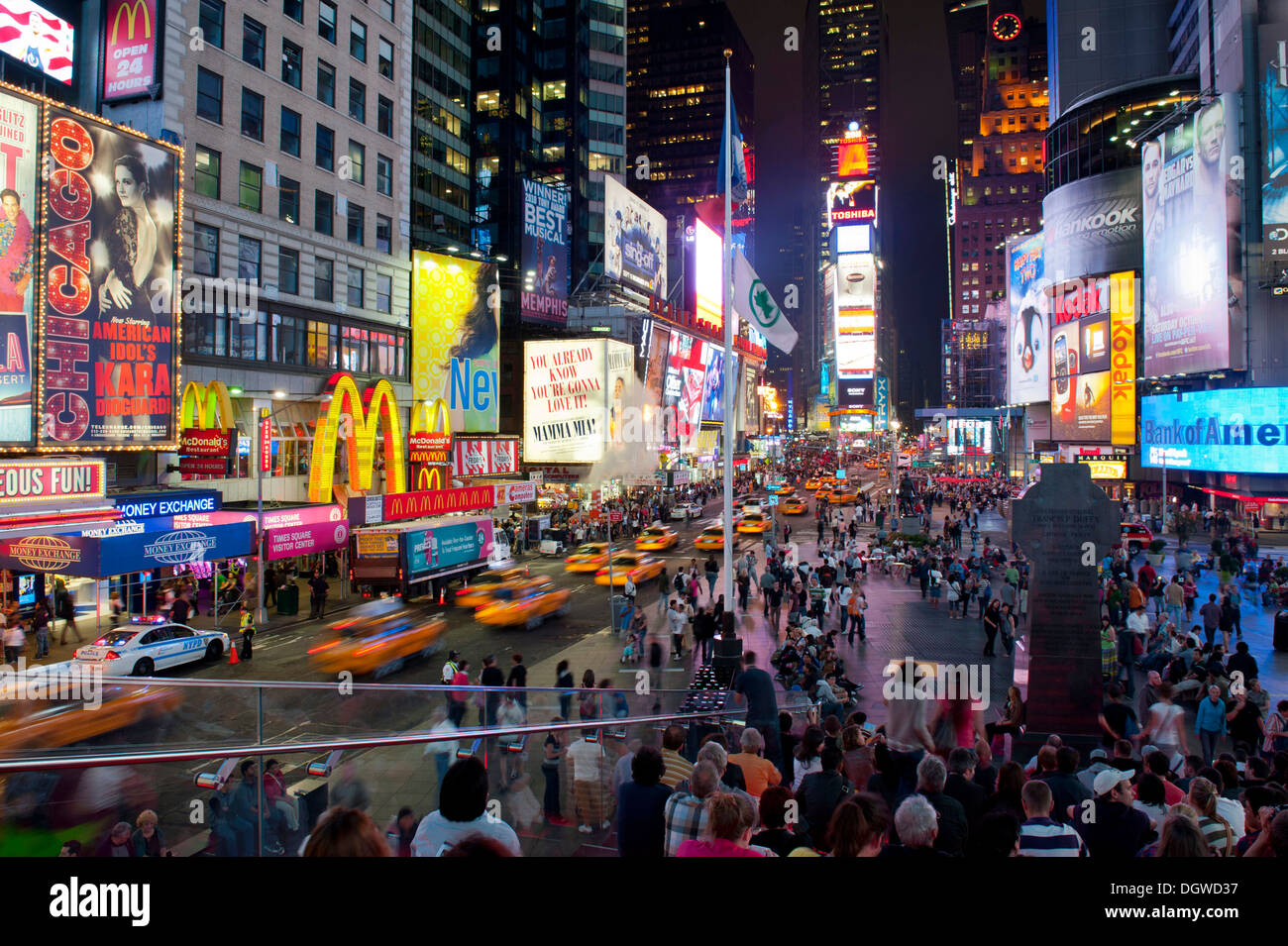 Beaucoup de gens, les taxis jaunes, les néons colorés, l'intersection de Broadway et de la 7ème Avenue, Times Square zone piétonne, Midtown Banque D'Images