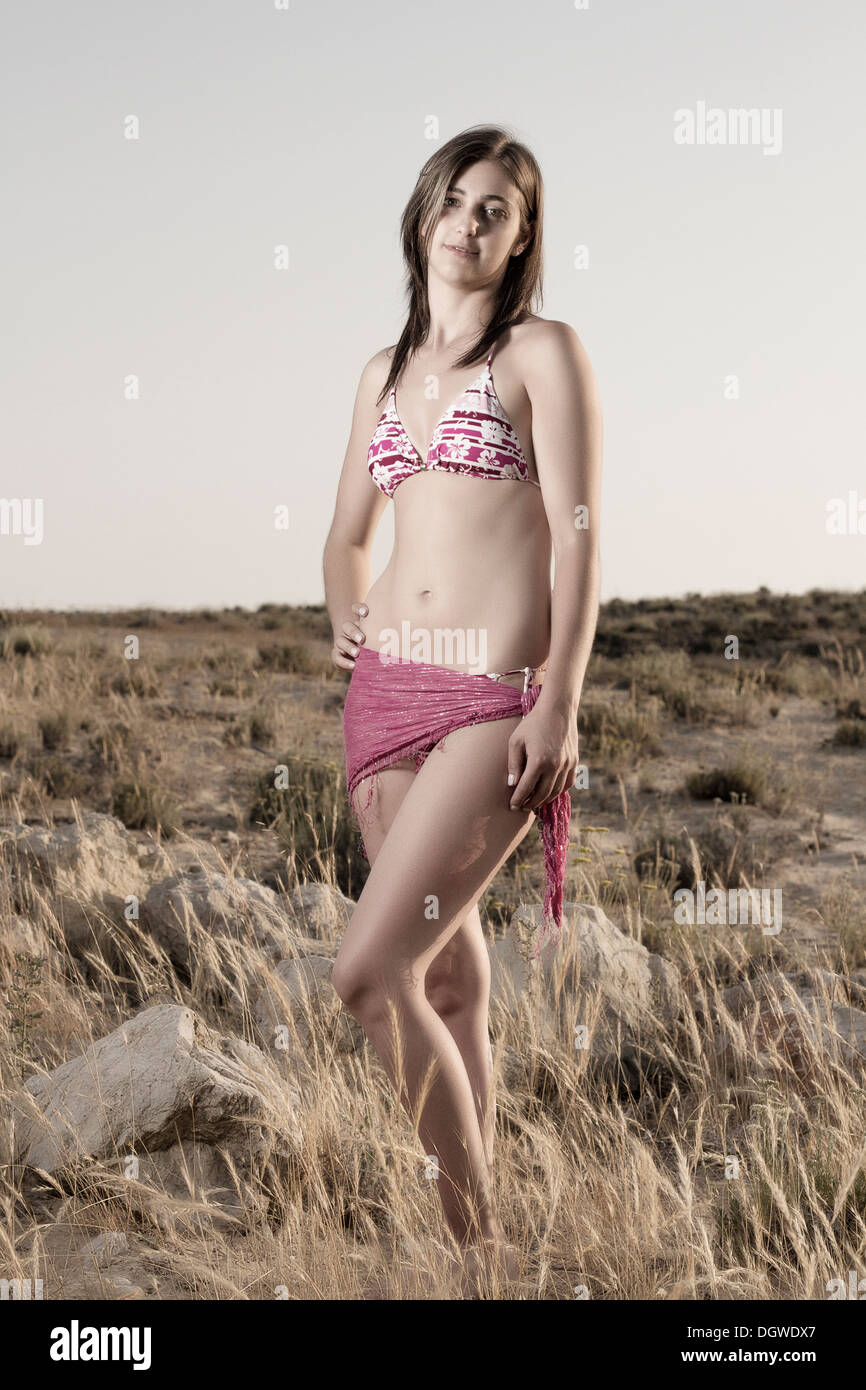 Vue d'une belle jeune fille avec bikini, sur la plage Photo Stock - Alamy