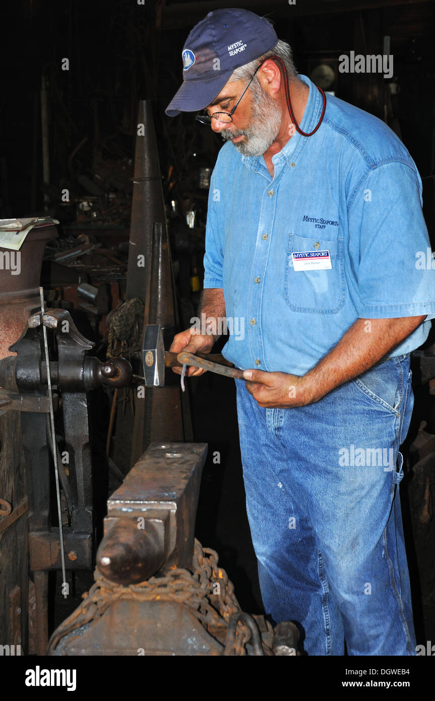 Mystic Seaport, Connecticut, USA - blacksmith démontrant son travail Banque D'Images