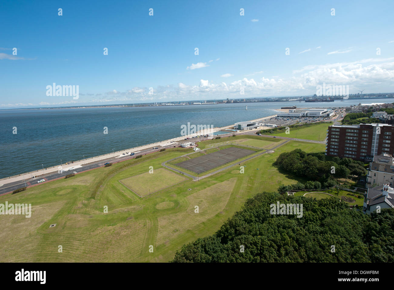 Ciel bleu clair de l'herbe horizon de mer New Brighton UK Wirral Banque D'Images