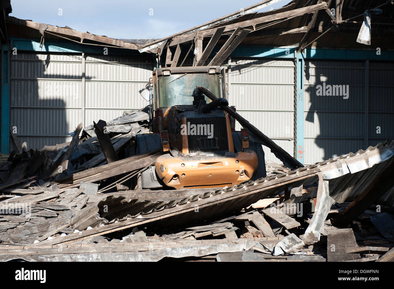 Sur le toit s'est effondré de l'entrepôt à JCB Chariot élévateur Banque D'Images