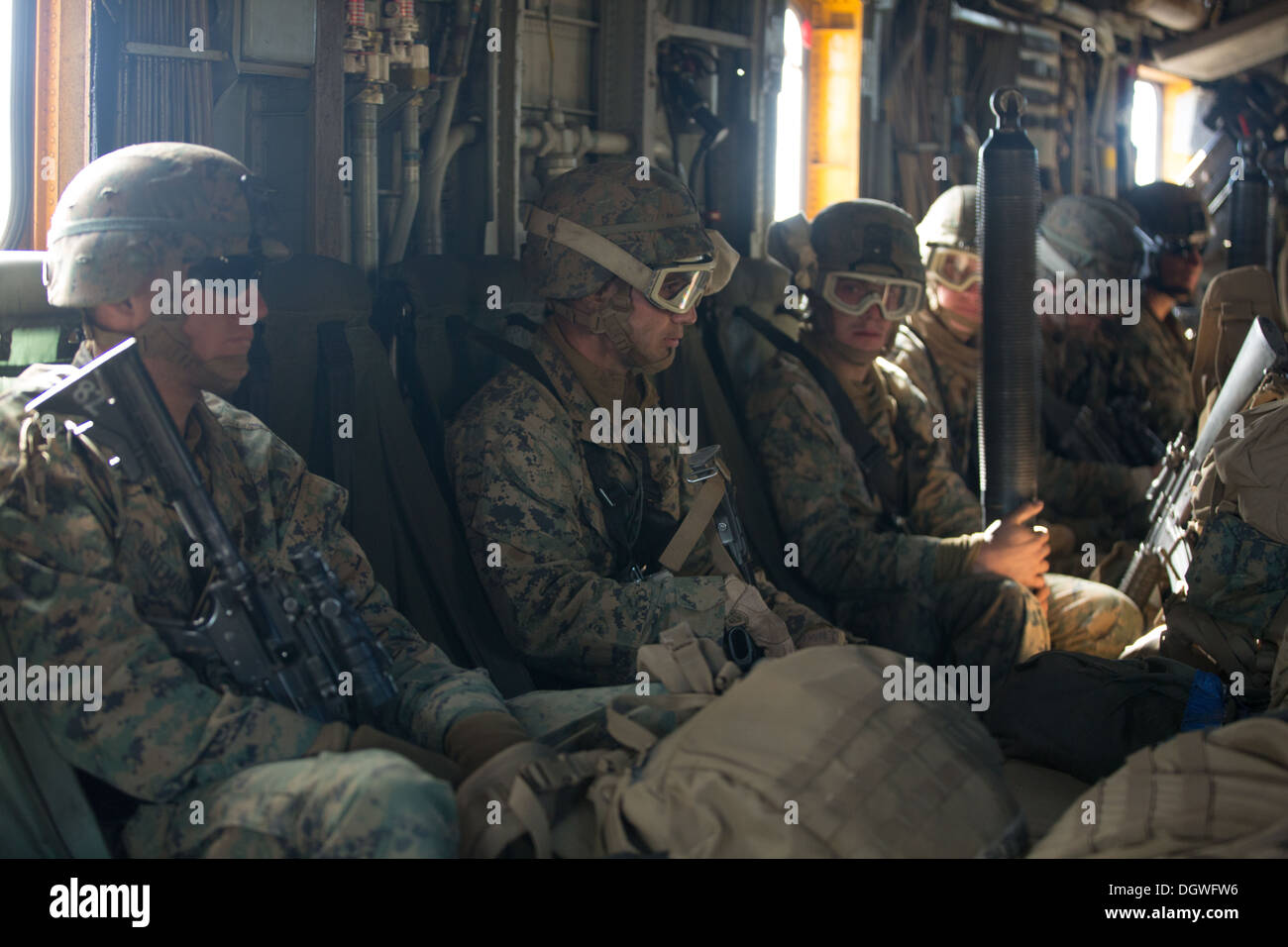 Les Marines américains du 1er Bataillon, 5e Régiment de Marines (1/5), 1 Division de marines de Camp Pendleton, en Californie à bord d'un CH-53E Super Banque D'Images