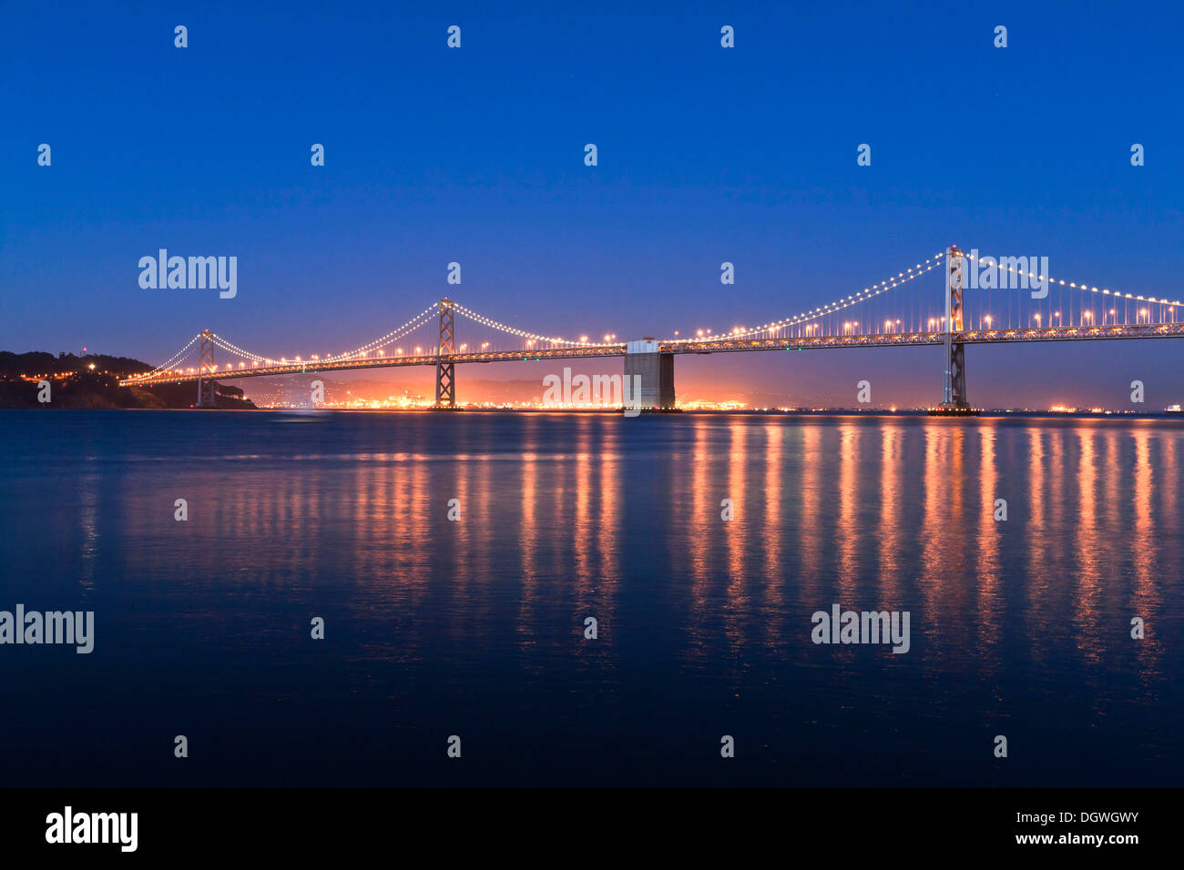 Oakland Bay Bridge at Dusk, San Francisco, Californie, États Unis, Amérique du Nord Banque D'Images
