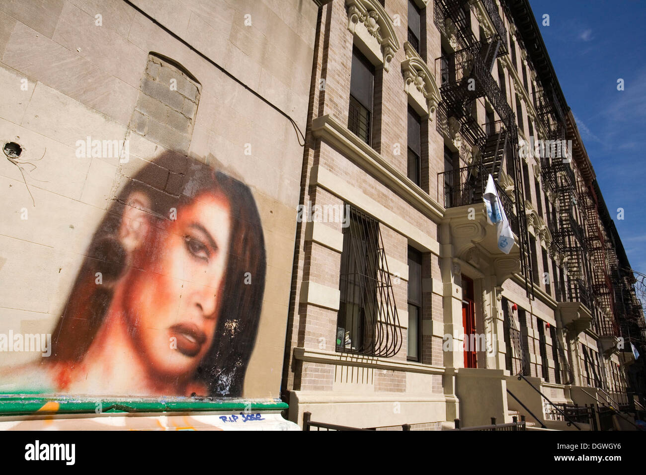 Les graffitis, portrait de la chanteuse Aaliyah tardive à Harlem, West 147e Street, New York City, New York, USA, Amérique du Nord Banque D'Images
