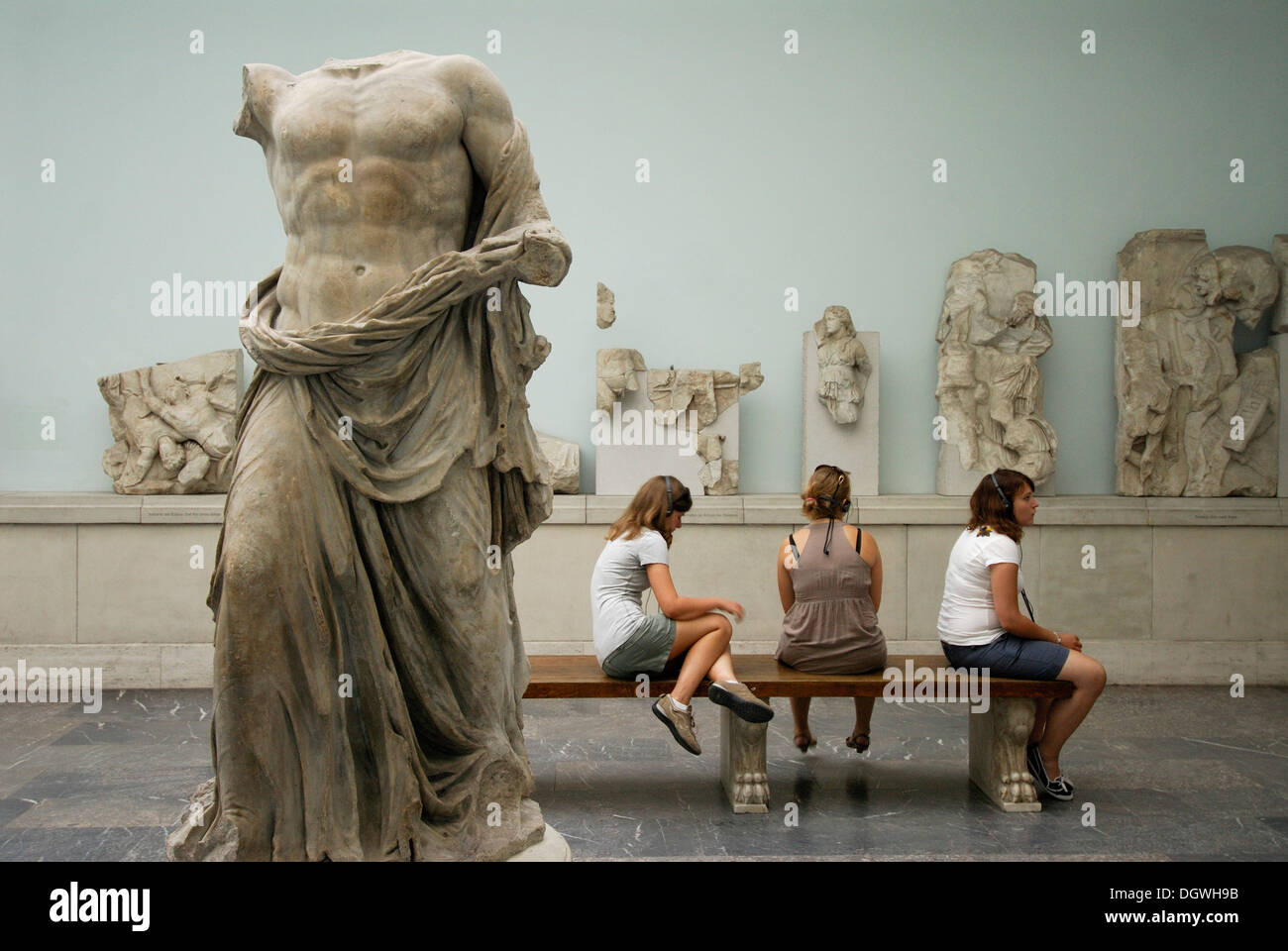 Berlin. L'Allemagne. Musée de Pergame. 2ème siècle avant J.-C. statue de Zeus et les visiteurs à se reposer. Banque D'Images