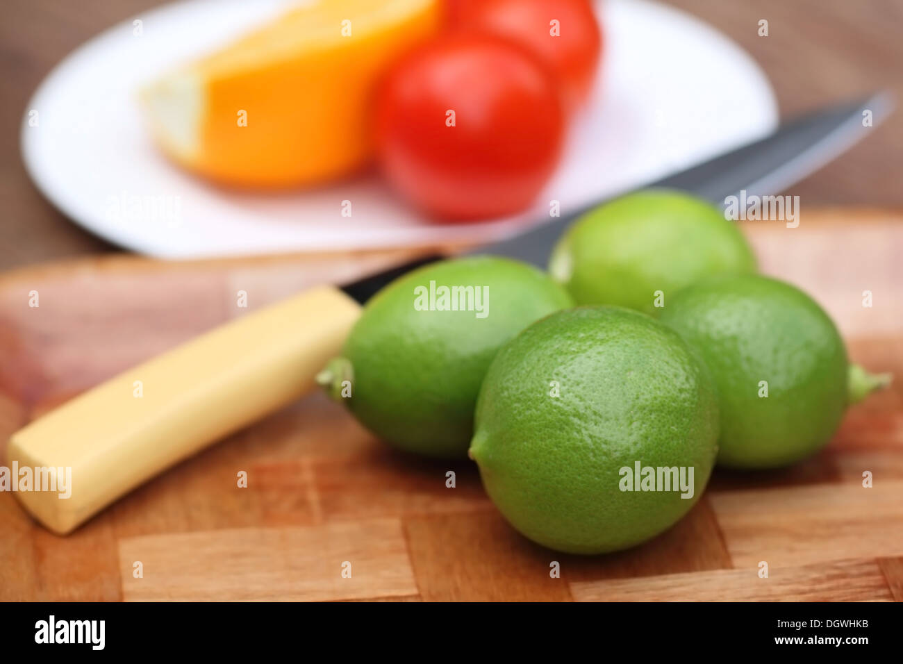 Citrons frais avec d'autres légumes à salade Banque D'Images
