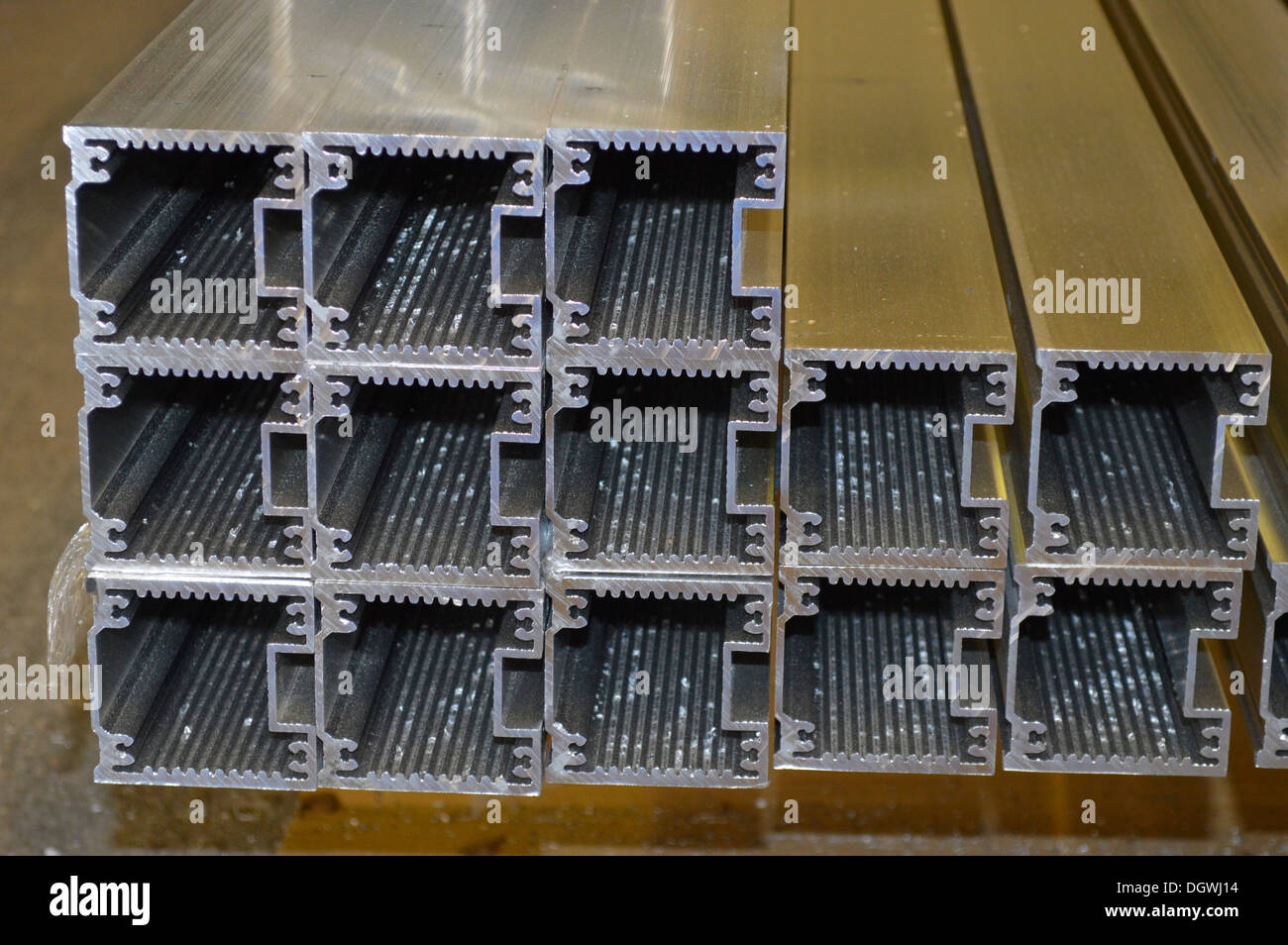 Stock métal extrudé- sections en forme Banque D'Images