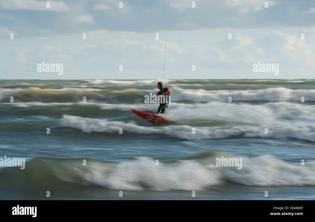 Kitesurfer prenant des vagues, le panoramique shoot Banque D'Images