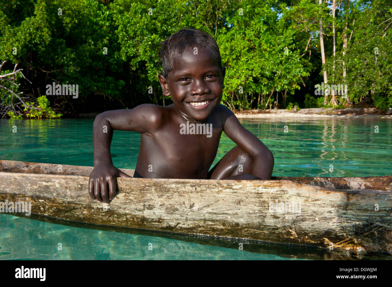 Garçon dans un canot dans le lagon de Marovo Lagon de Marovo,, Province de l'Ouest, les Îles Salomon Banque D'Images