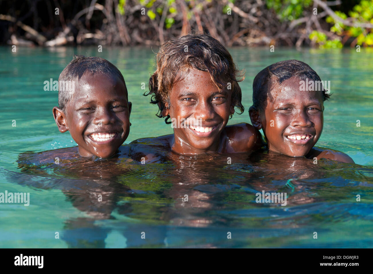 Les garçons locaux dans l'eau du lagon de Marovo Lagon de Marovo,, Province de l'Ouest, les Îles Salomon Banque D'Images