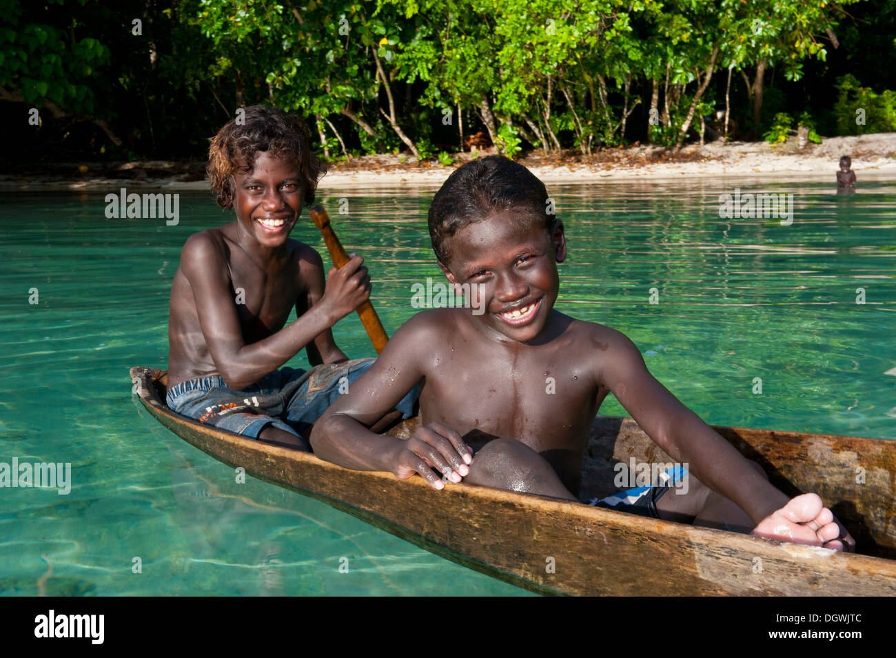 Les garçons locaux dans un canot dans le lagon de Marovo Lagon de Marovo,, Province de l'Ouest, les Îles Salomon Banque D'Images