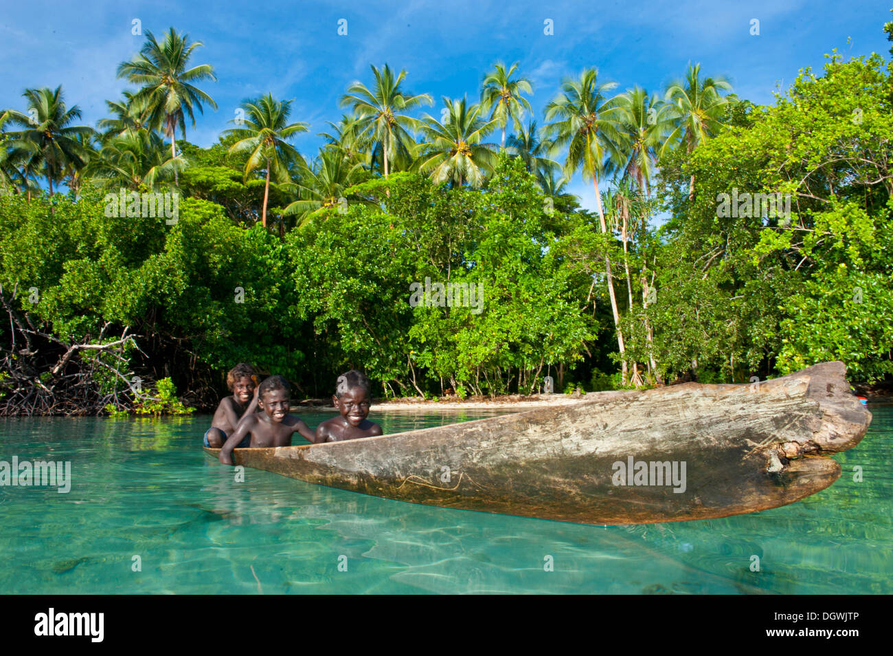 Les garçons locaux dans un canot dans le lagon de Marovo Lagon de Marovo,, Province de l'Ouest, les Îles Salomon Banque D'Images