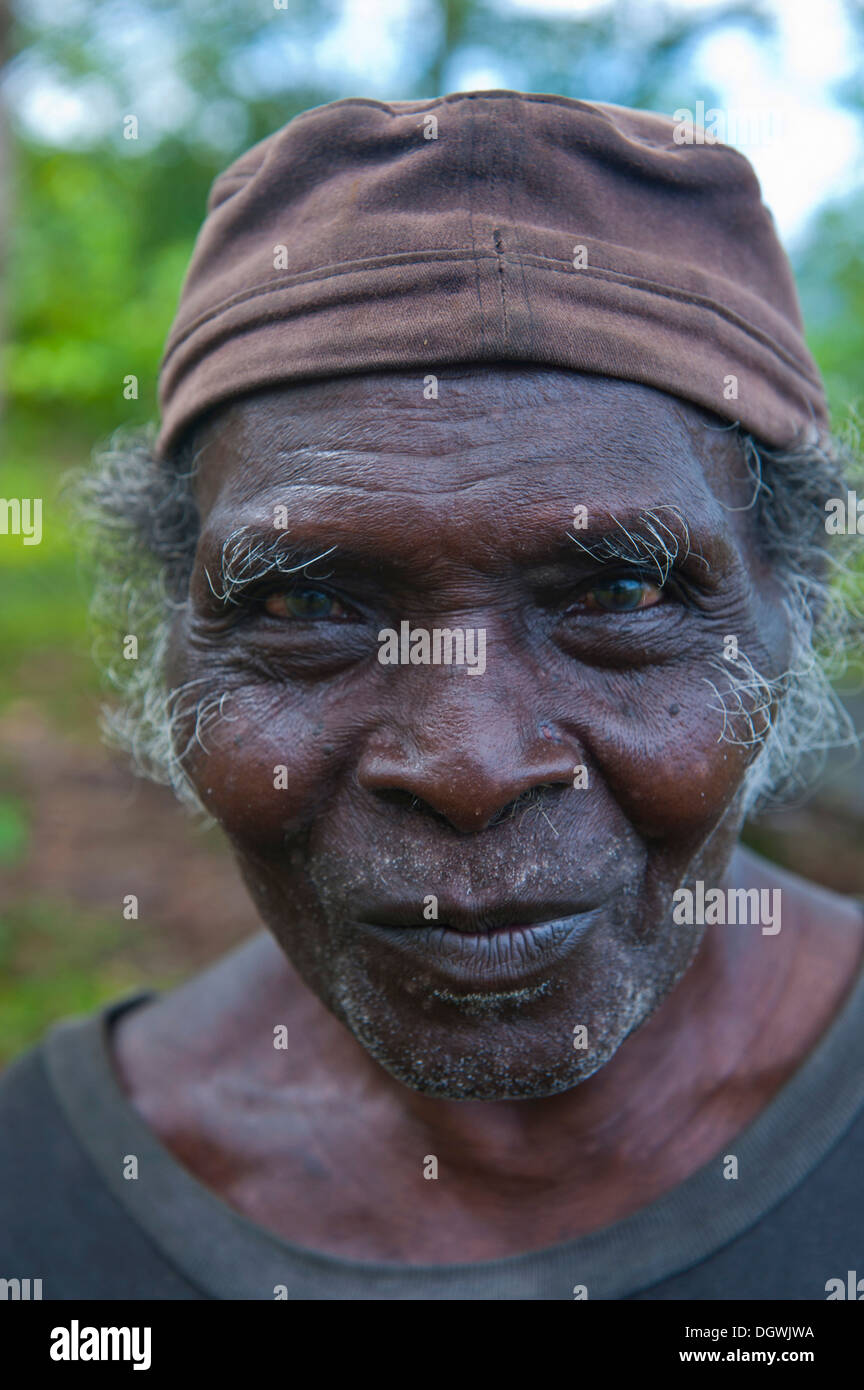Friendly local âgées man, portrait, lagon de Marovo, Province de l'Ouest, Îles Salomon Banque D'Images