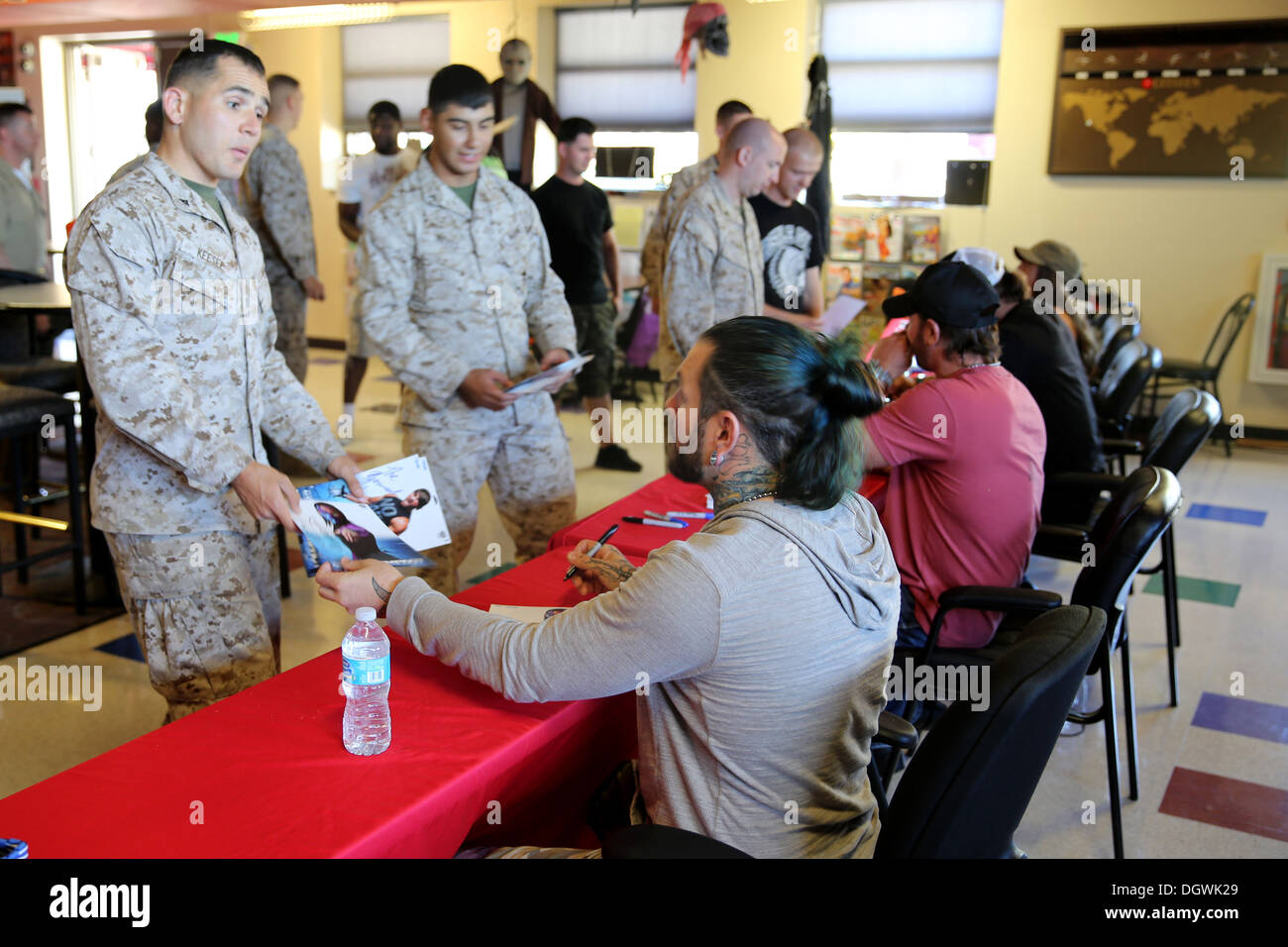 Recevoir des autographes de Marines Impact wrestling stars, Jeff Hardy, A.J. Styles, Brooke, et l'artilleur, à la grande évasion à bord Banque D'Images