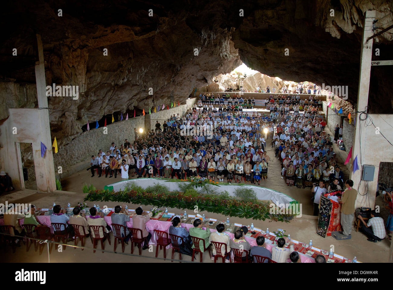 Cas du Parti communiste dans la grotte de Tham Lot chanté, Elephant Cave, longue table avec de nombreux délégués, Vieng Xai Banque D'Images