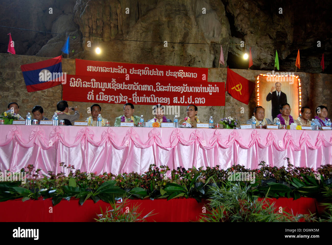 Cas du Parti communiste dans la grotte de Tham Lot chanté, Elephant Cave, longue table avec de nombreux délégués, portrait de l'ancien Premier Banque D'Images