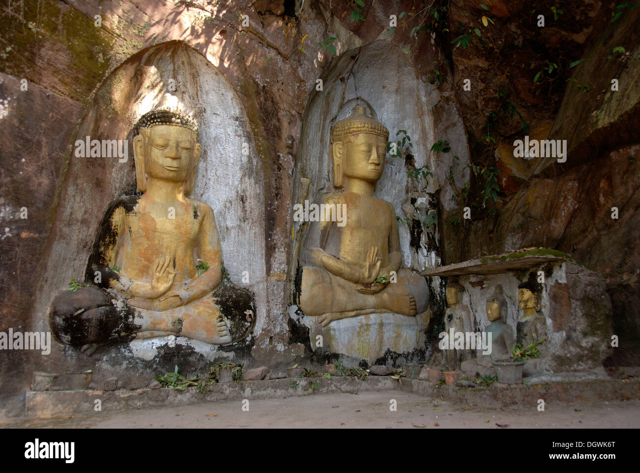 Le bouddhisme Theravada, l'archéologie, l'ancienne décharge de Bouddha Doré chiffres, dans la roche, Vang Xang, à Ban Savang Téléphone Banque D'Images