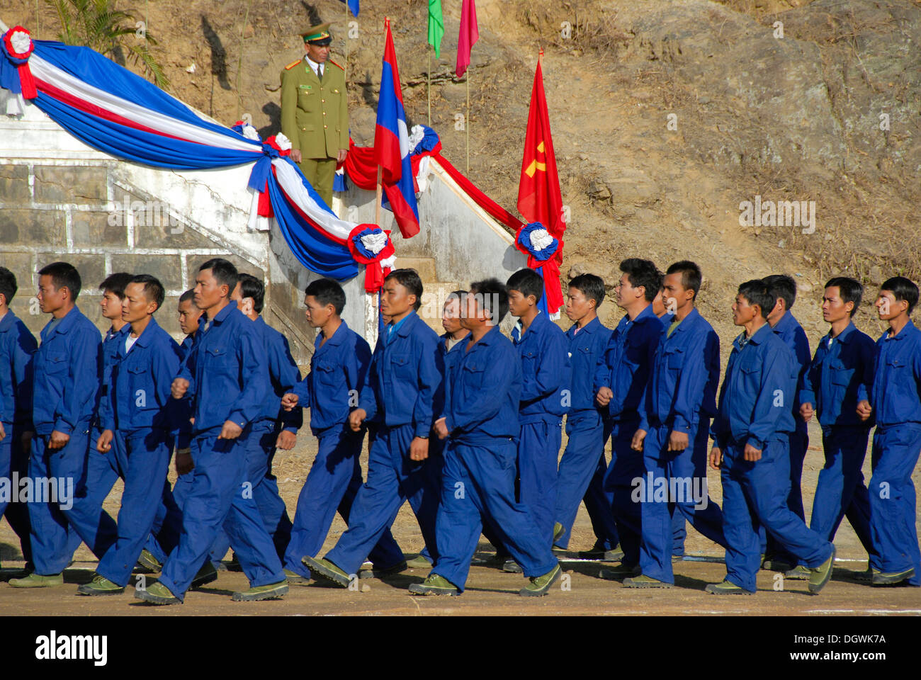 Les hommes en costumes chaudière marche, défilé, festival, Phongsali, Laos, Asie du Sud, Asie Banque D'Images