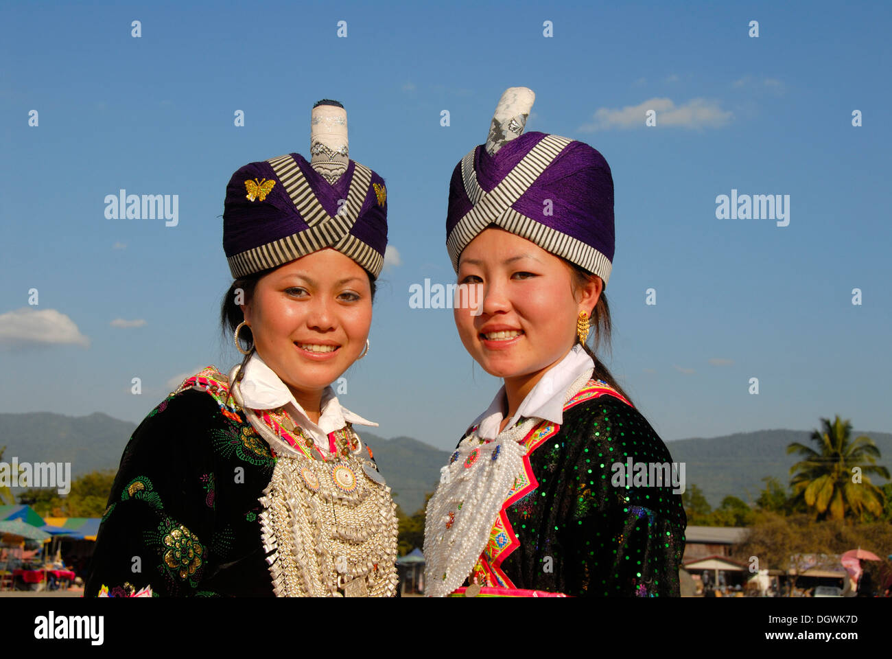 Portrait of smiling jeunes femmes de l'ethnie hmong en costume traditionnel, costumes traditionnels, chapeau, casquette, Vang Vieng, Laos Banque D'Images