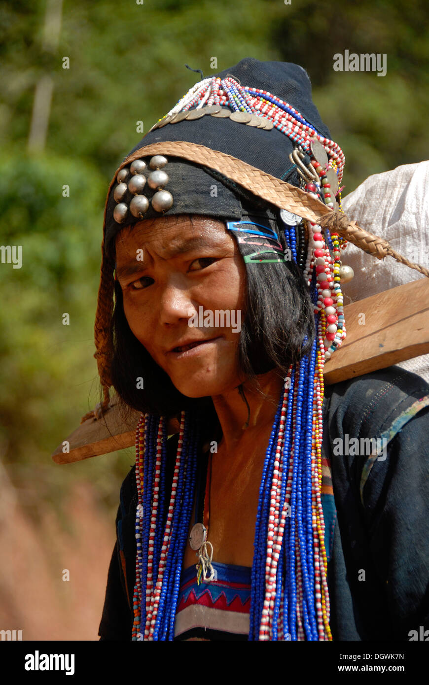 La pauvreté, l'ethnologie, portrait, femme de l'ethnie Akha Djepia traditionnels, des vêtements colorés à l'indigo, coiffures, Banque D'Images