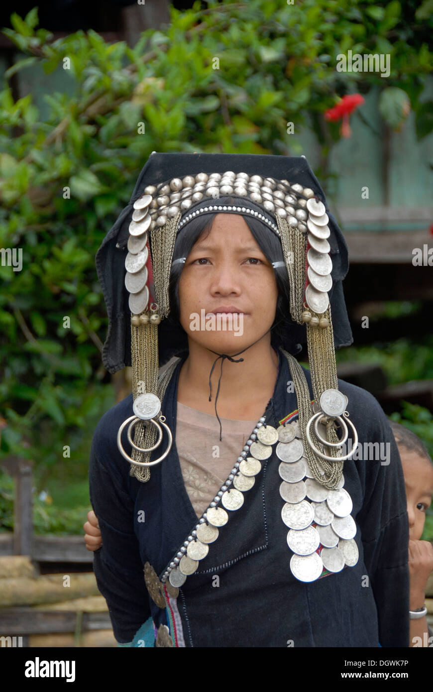 Portrait de femme, les Akha Pixor groupe ethnique, les vêtements traditionnels, coiffures ornées de pièces d'argent, piastres Banque D'Images