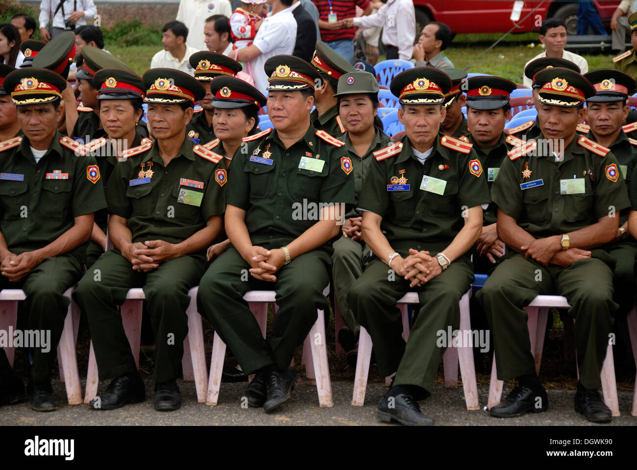 Festival, les agents de police laotienne en uniforme en tant que spectateurs, Muang Xai, Udomxai province, Laos, Asie du Sud, Asie Banque D'Images