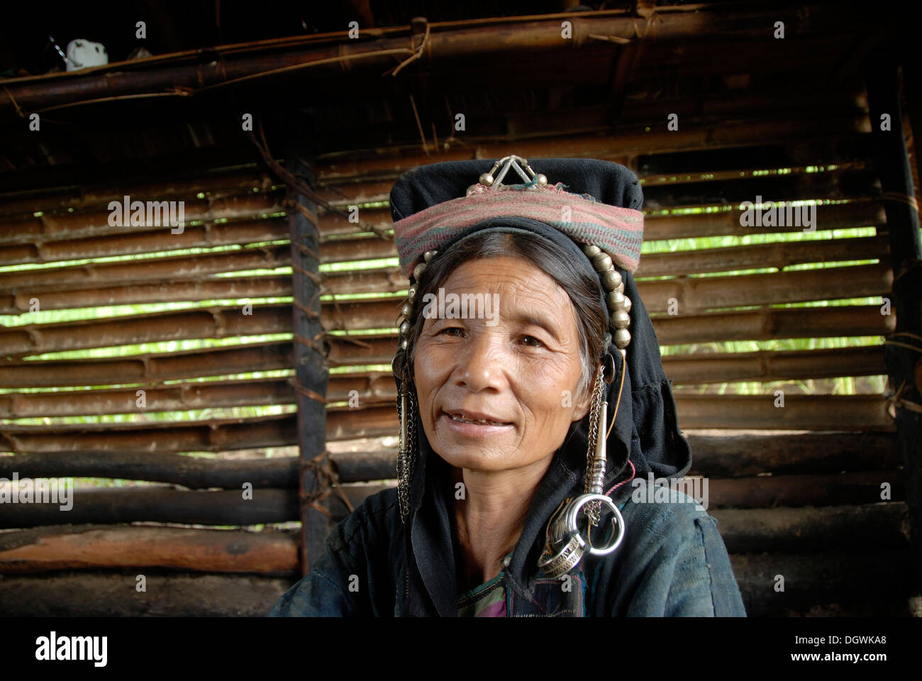 La pauvreté, l'ethnologie, portrait, femme plus âgée du groupe ethnique akha Nuqui, traditionnel costume traditionnel, vêtements traditionnels Banque D'Images