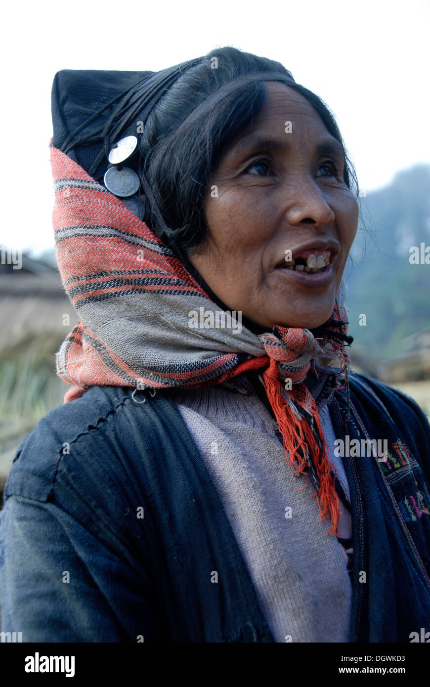 Portrait, femme de l'ethnie Akha Phixor, vêtements traditionnels teints à l'indigo, coiffe, chapeau avec pièces d'argent Banque D'Images